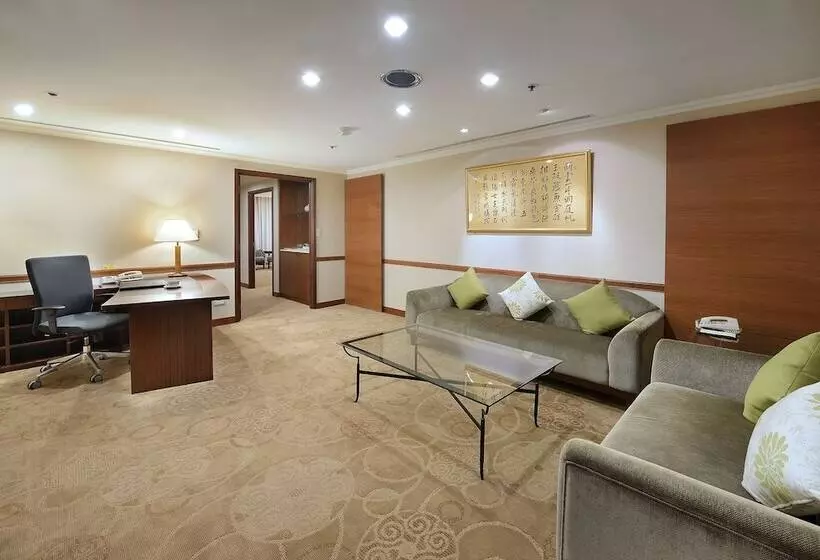 Le Midi Hotel Jungli