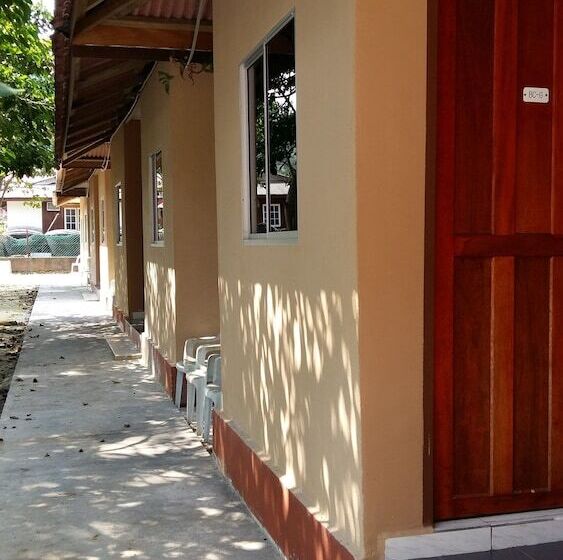 בית מלון כפרי Pangkor Waterfall Beach Resort