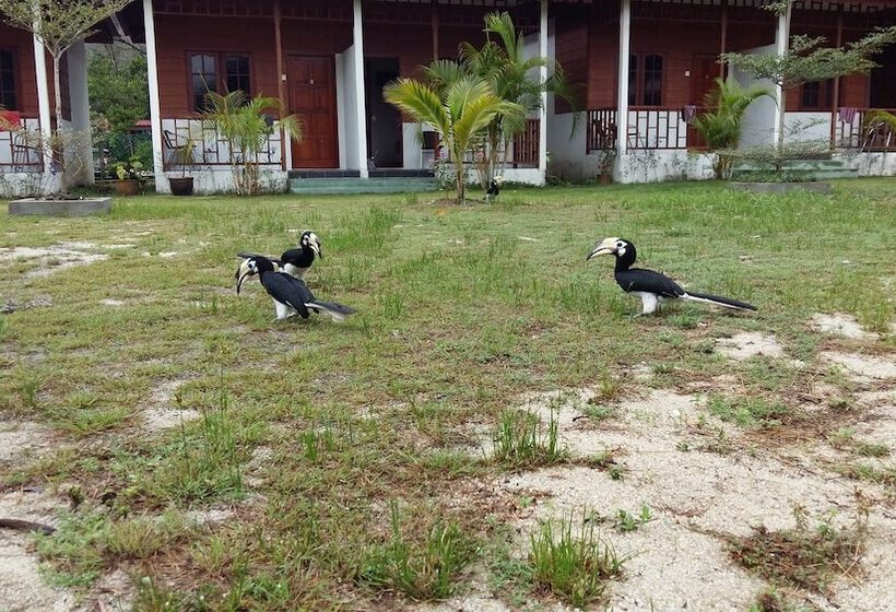 בית מלון כפרי Pangkor Waterfall Beach Resort