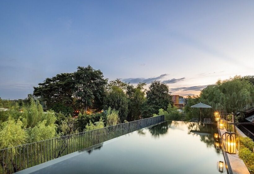 בית מלון כפרי Ping Silhouette