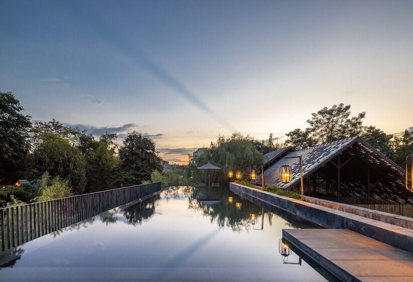 בית מלון כפרי Ping Silhouette