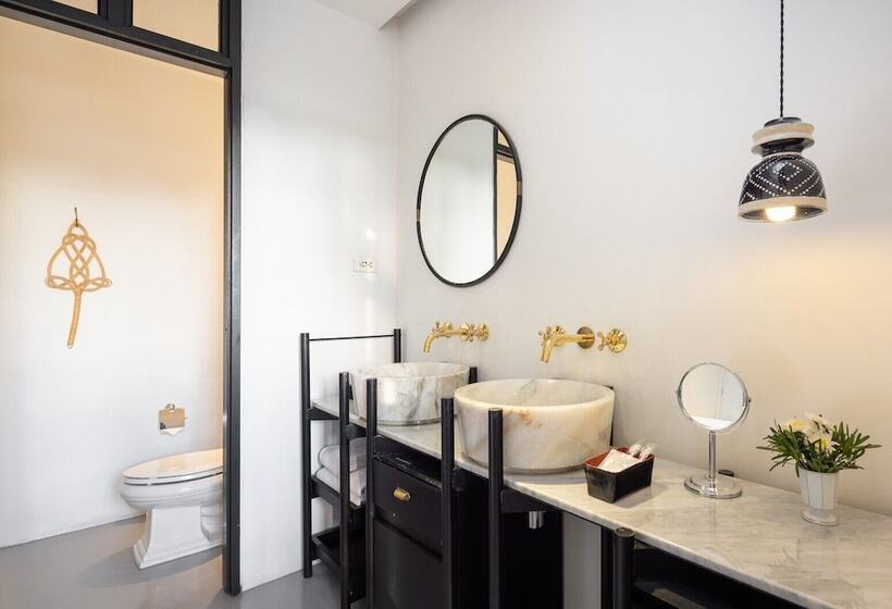 בית מלון כפרי Ping Silhouette