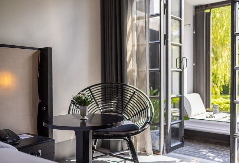 בית מלון כפרי Ping Silhouette