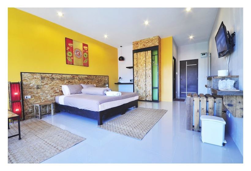 ホテル The Bedroom Nai Harn Beach