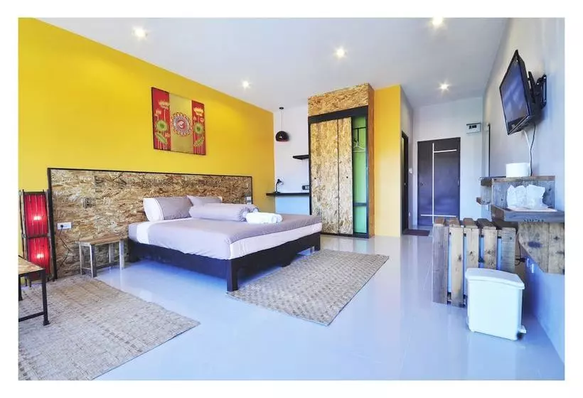 ホテル The Bedroom Nai Harn Beach