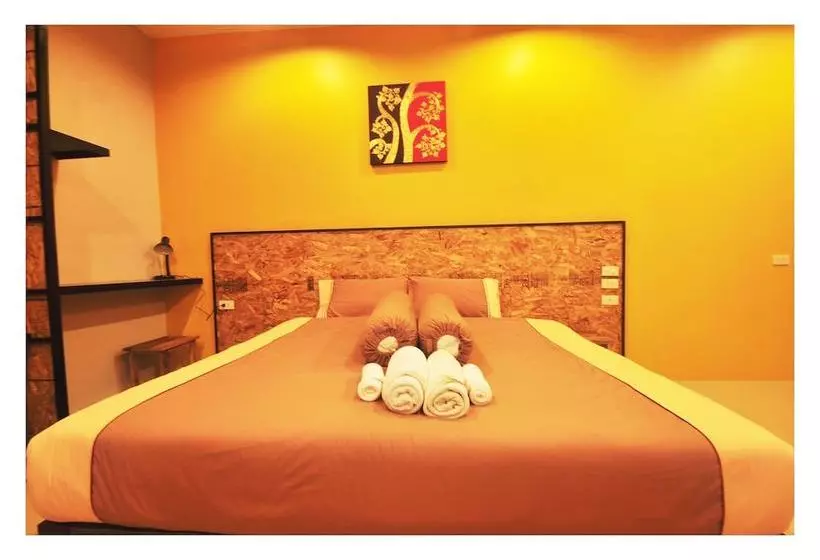 ホテル The Bedroom Nai Harn Beach