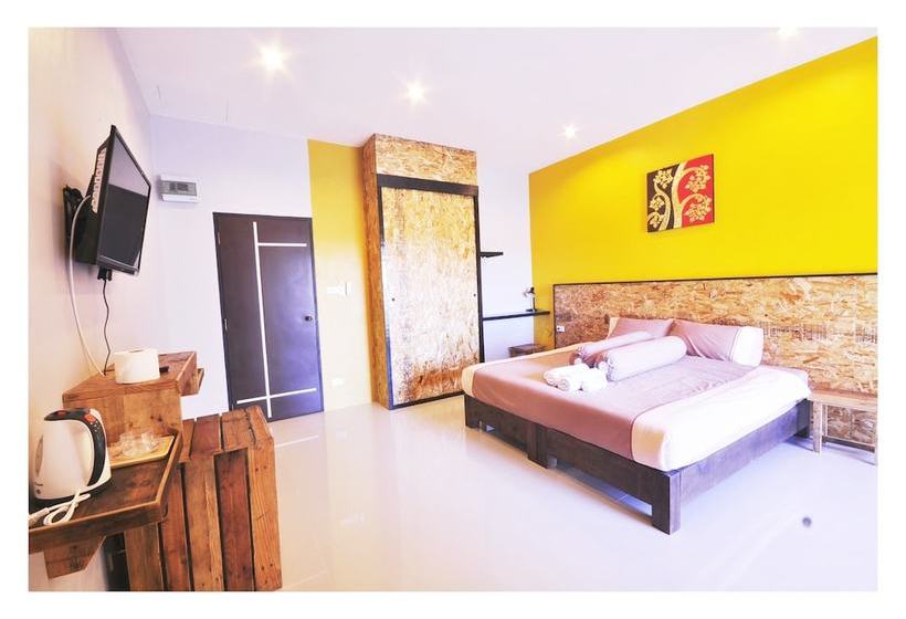 ホテル The Bedroom Nai Harn Beach