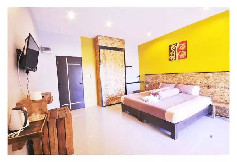 ホテル The Bedroom Nai Harn Beach