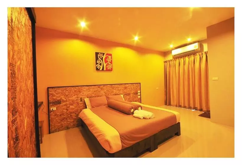ホテル The Bedroom Nai Harn Beach