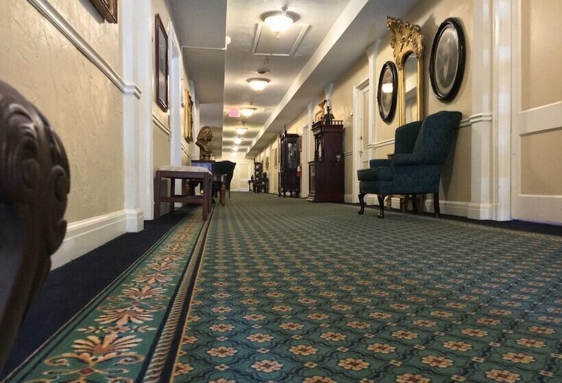 Отель The 1927 Lake Lure Inn & Spa