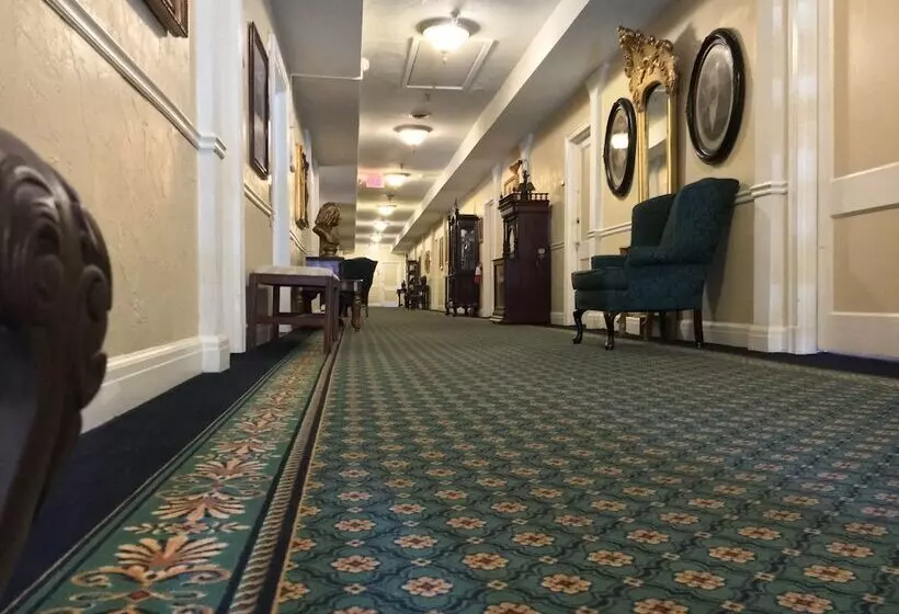 Hotelli The 1927 Lake Lure Inn & Spa