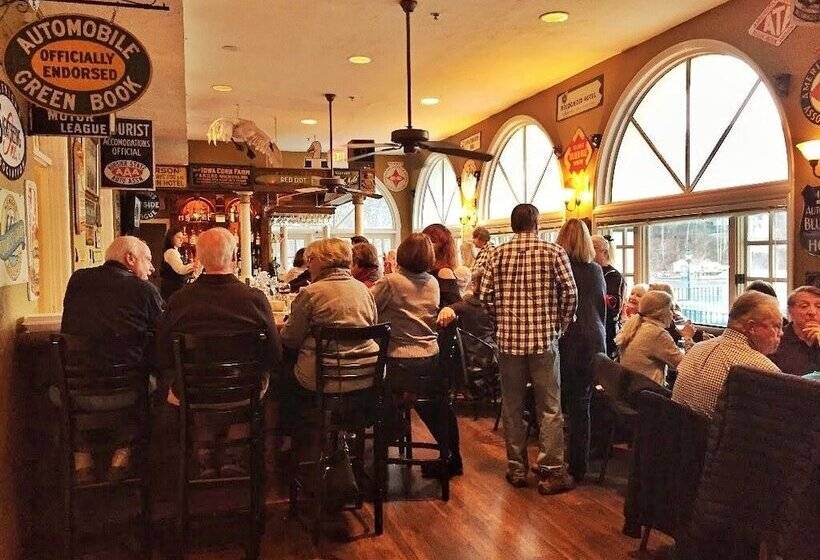 Отель The 1927 Lake Lure Inn & Spa