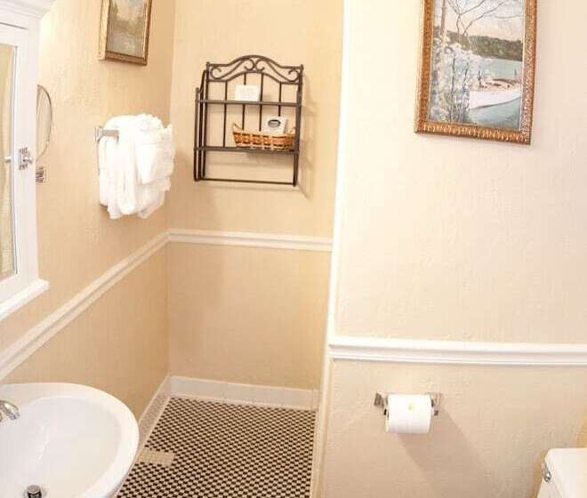 Отель The 1927 Lake Lure Inn & Spa