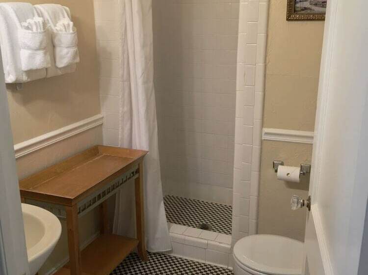 Отель The 1927 Lake Lure Inn & Spa