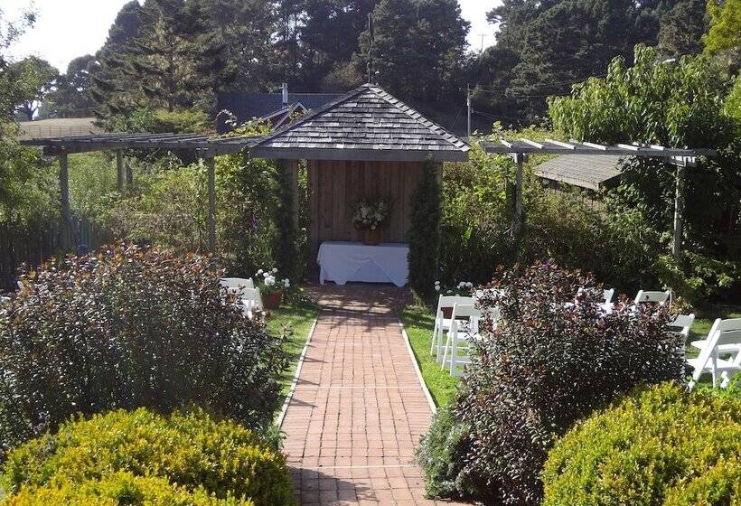 Отель The Stanford Inn By The Sea Eco Resort