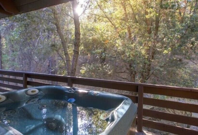 Scenic Wonders Yosemite Creekside Loft