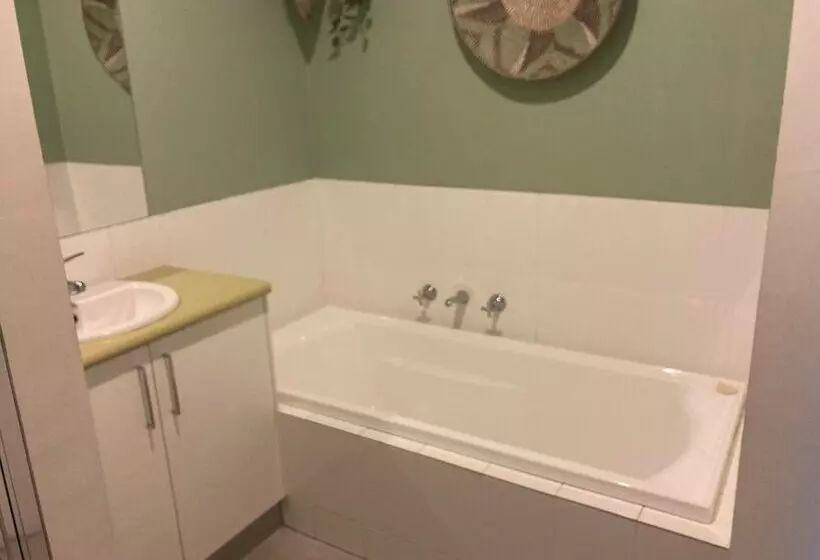 Общежитие Sow And Piglets Guesthouse