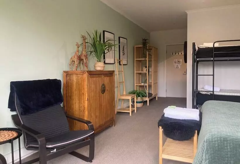 Общежитие Sow And Piglets Guesthouse