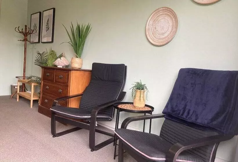 Общежитие Sow And Piglets Guesthouse