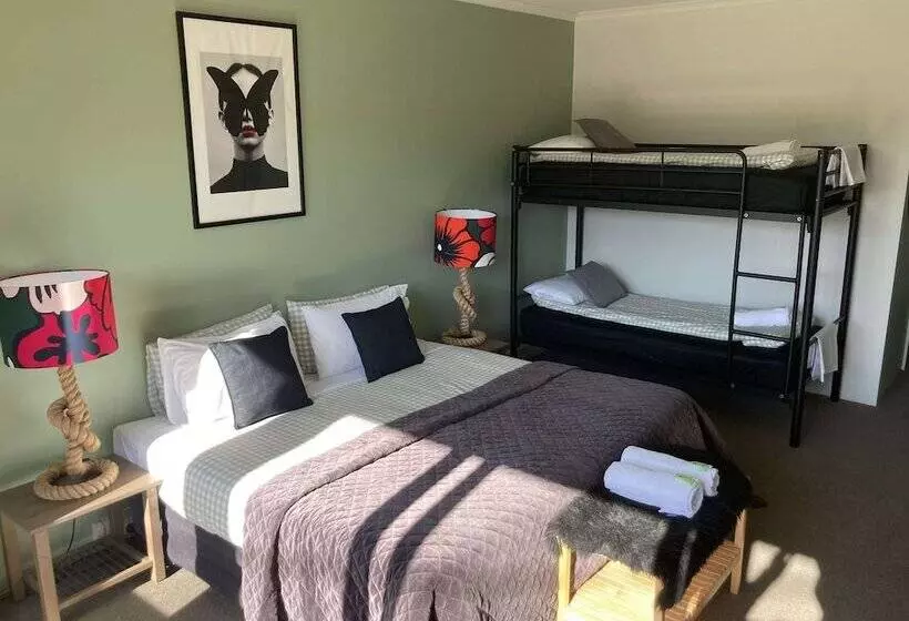 Общежитие Sow And Piglets Guesthouse