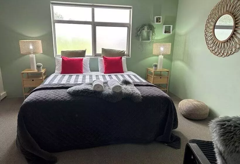 Общежитие Sow And Piglets Guesthouse