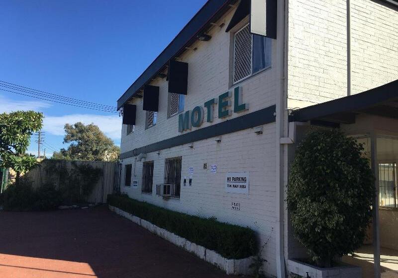 מוטל Westside Motor Inn