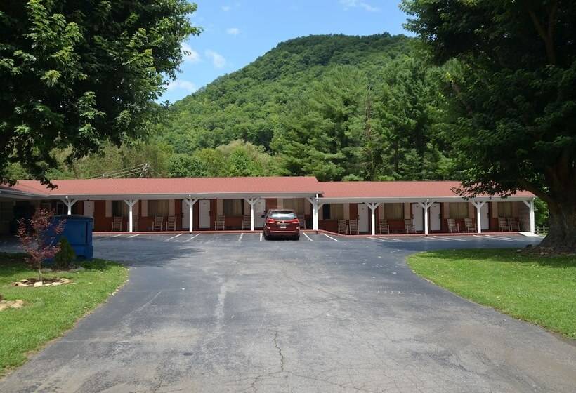 Travelowes Motel  Maggie Valley