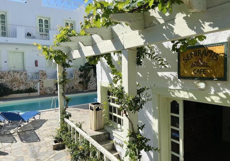 Hotel Semiramis Poolside