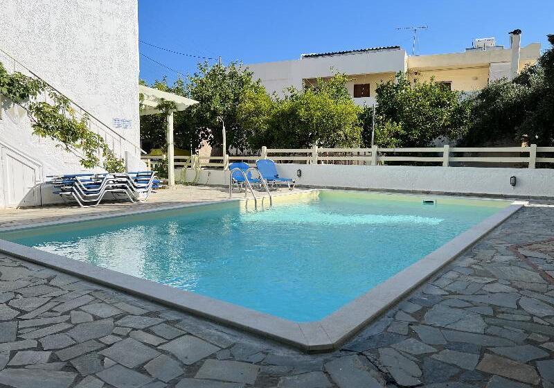 Hotel Semiramis Poolside