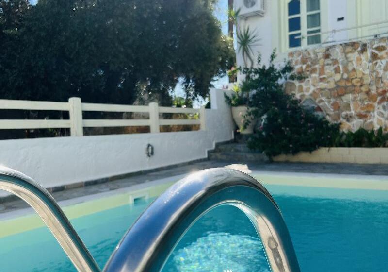 Hotel Semiramis Poolside