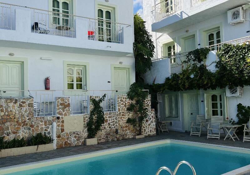 Hotel Semiramis Poolside