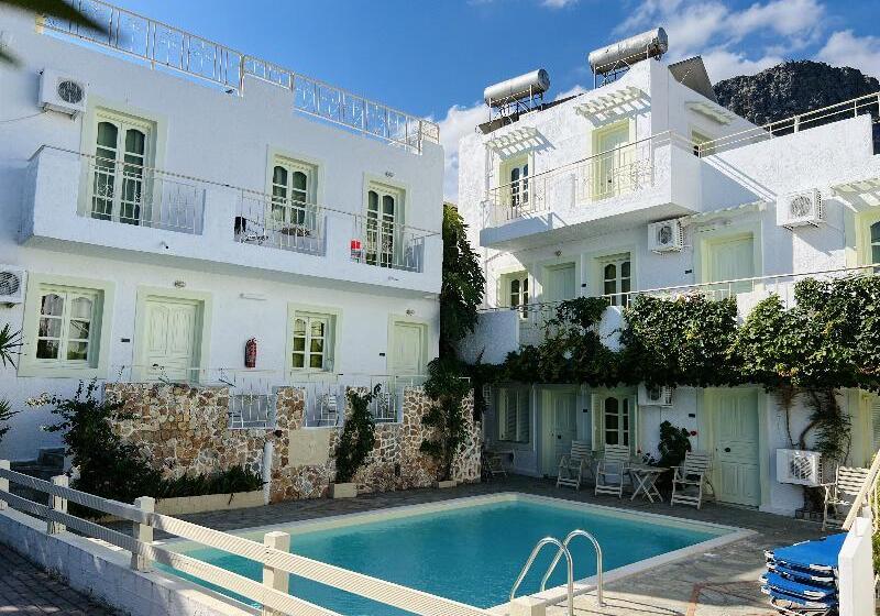 Hotel Semiramis Poolside