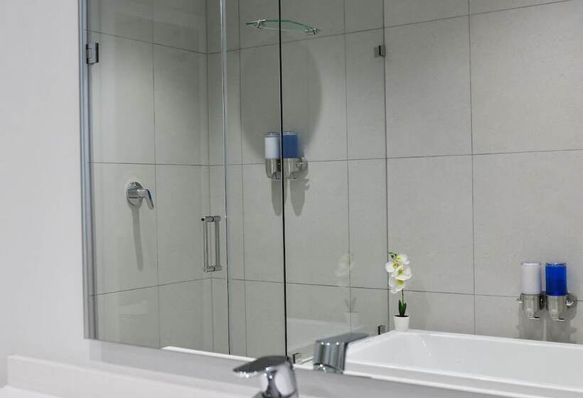 Отель Ellipse Executive Apartments