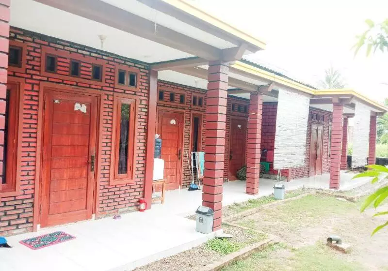 Hotelli Oyo 3303 Penginapan Putri Asih Sawarna