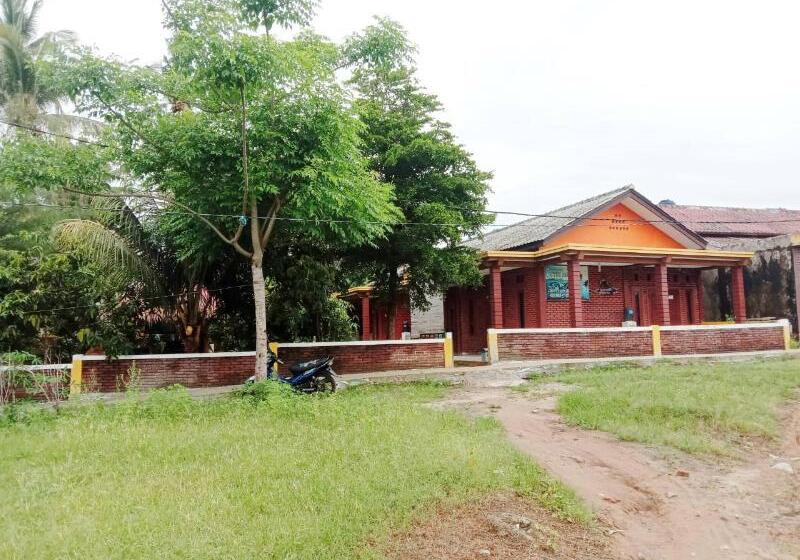 Отель Oyo 3303 Penginapan Putri Asih Sawarna