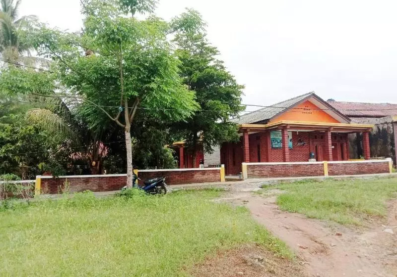 Hotelli Oyo 3303 Penginapan Putri Asih Sawarna