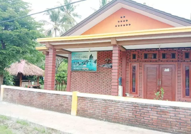 Hotelli Oyo 3303 Penginapan Putri Asih Sawarna