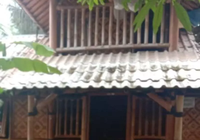 Hotelli Oyo 3303 Penginapan Putri Asih Sawarna