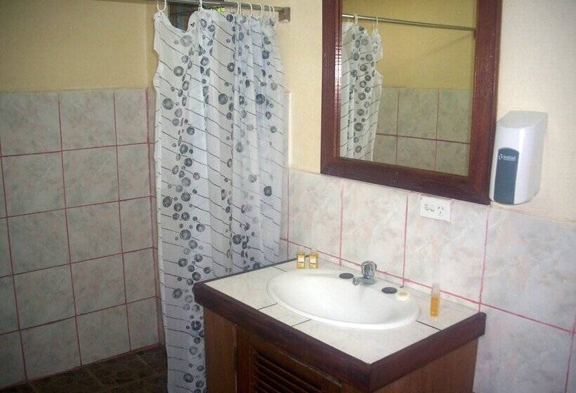 فندق صغير Ratu Kini Backpackers & Dive Resort