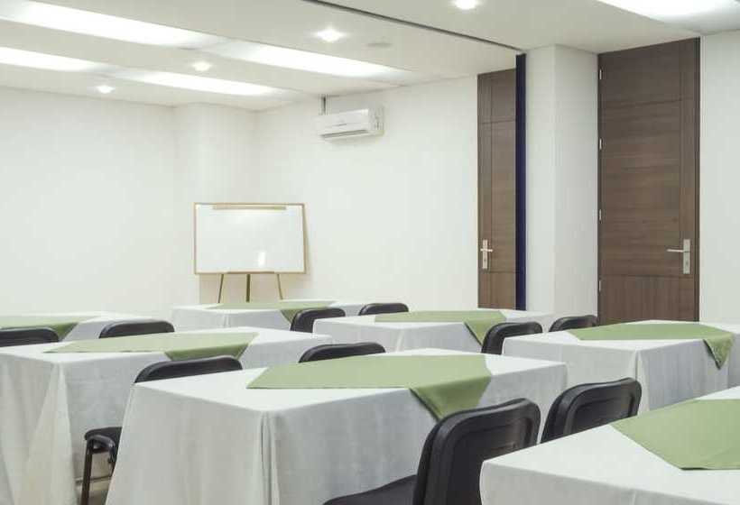 هتل Apartamentos Regency La Feria