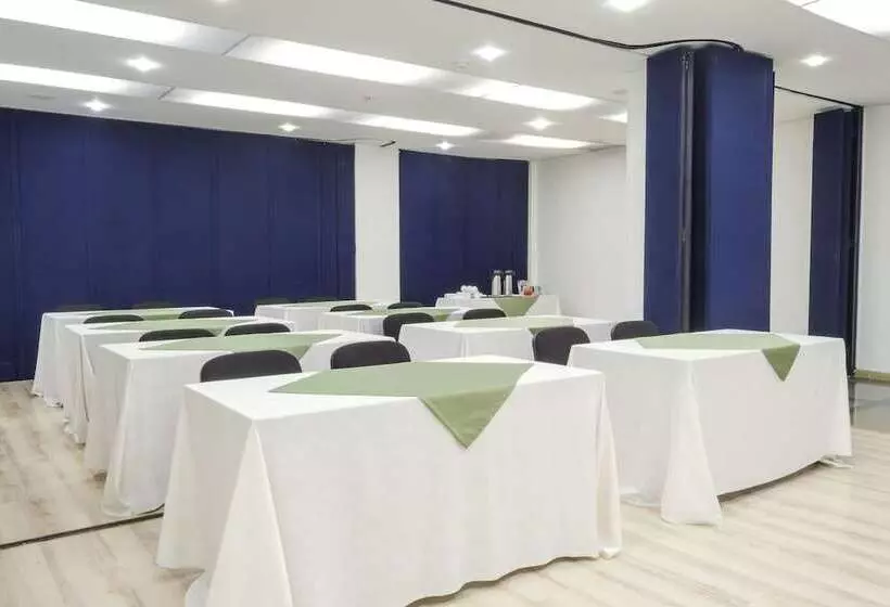 هتل Apartamentos Regency La Feria