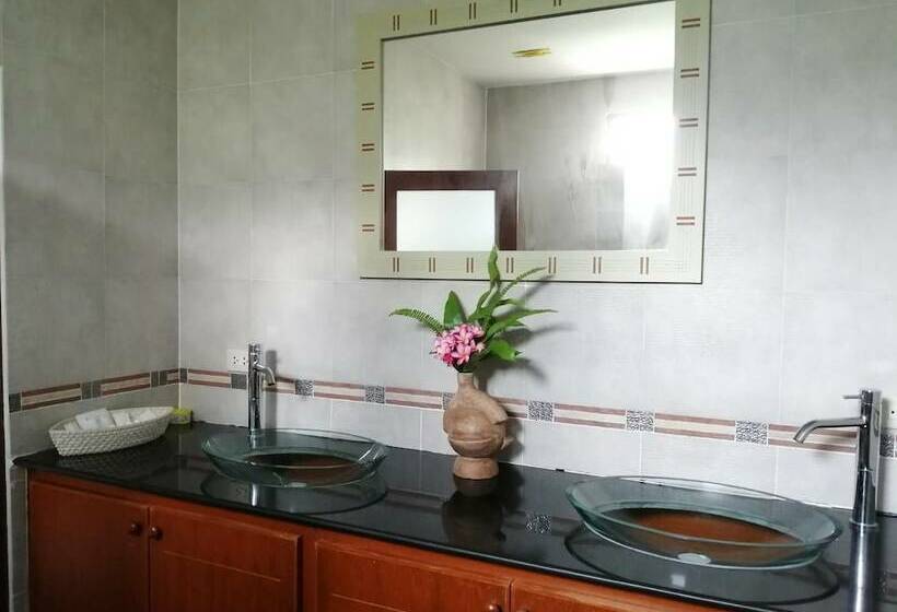 בית מלון כפרי Baan Chayna Resort