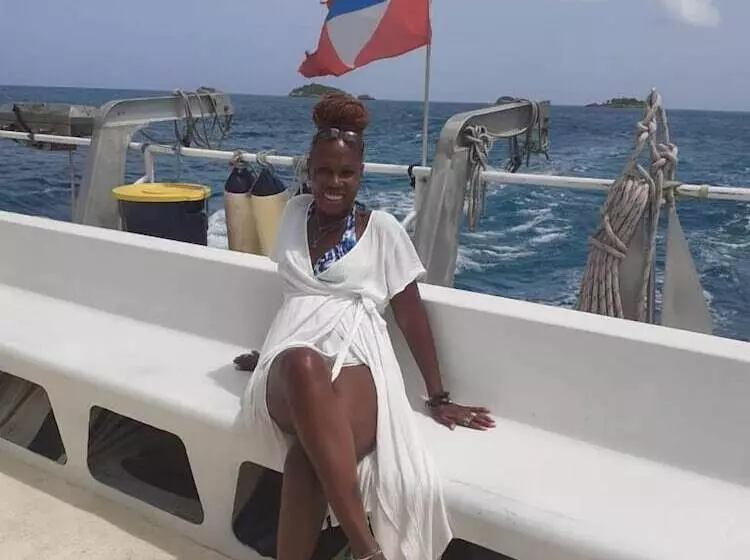 هتل Ellen Bay Inn