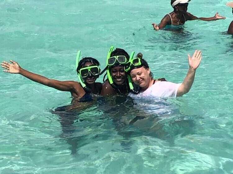 هتل Ellen Bay Inn