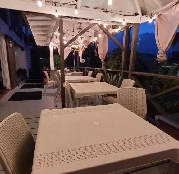 هتل Ellen Bay Inn