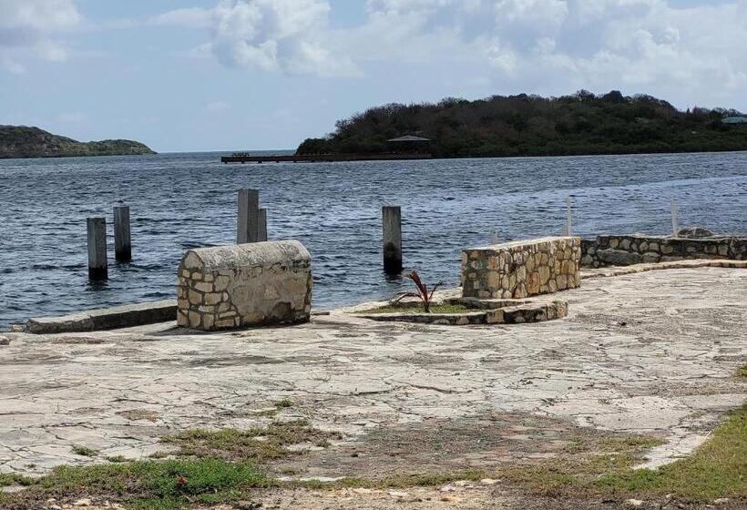 هتل Ellen Bay Inn