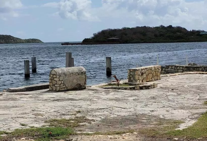 هتل Ellen Bay Inn