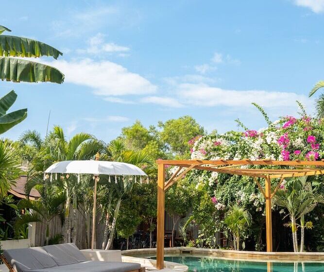 酒店 Gili Teak Beach Front Resort