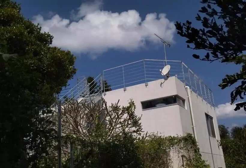 Отель Holiday House Ryukyu An Music Hostel