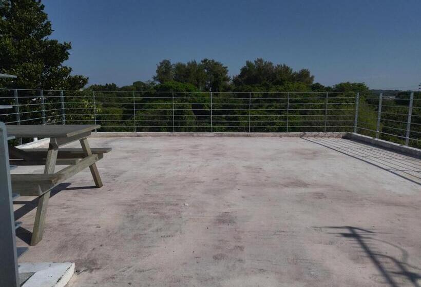 هتل Holiday House Ryukyu An Music Hostel